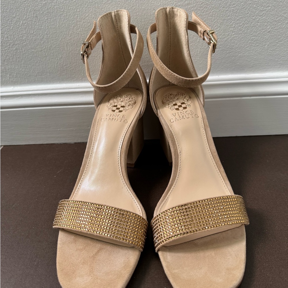 NEW Vince Camuto Tan and Gold Women's Sandals Heels 2-1/2”